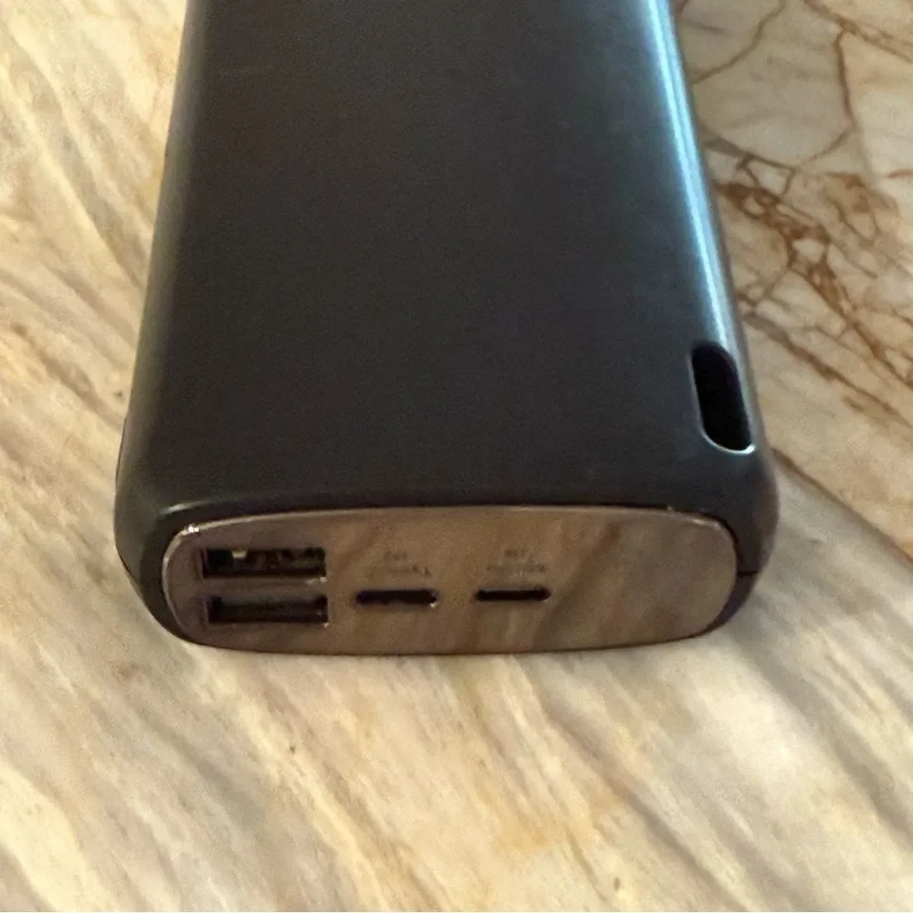 Black Portable Charger‎